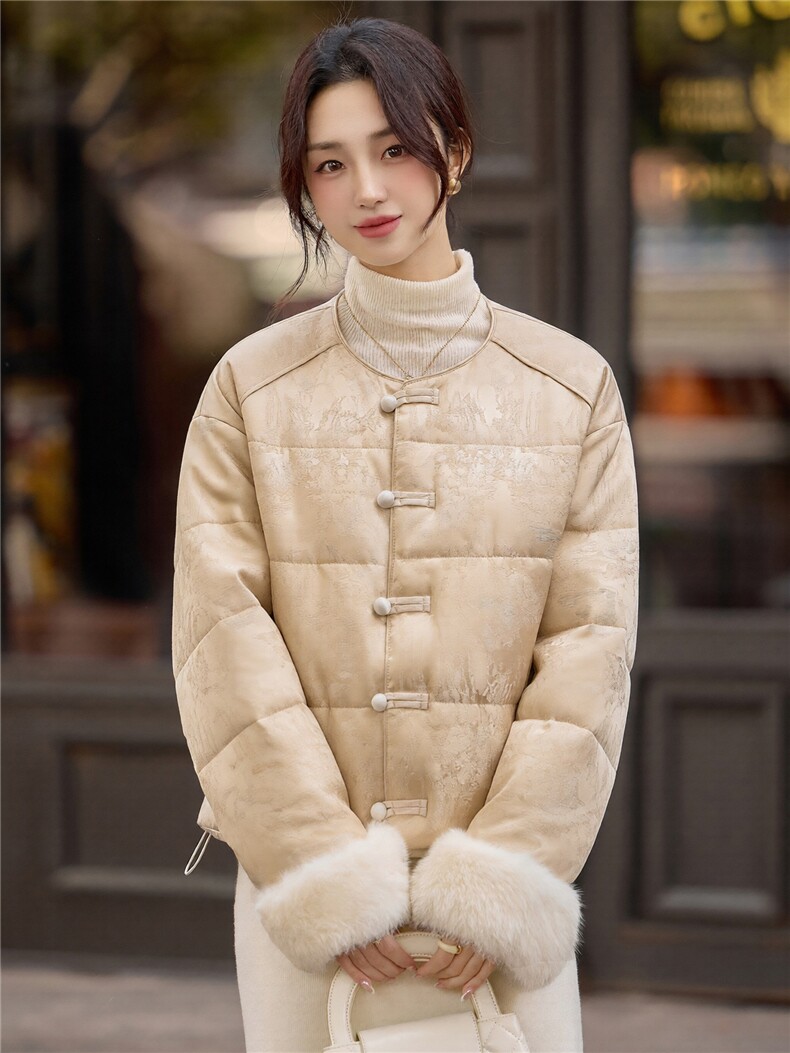2025冬装新款复古盘扣门襟时尚羽绒服外套,女装羽绒服,曼琳思菲