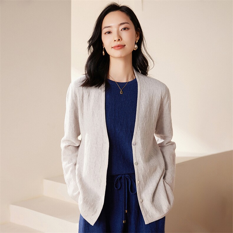 2025春秋新款羊绒衫女100纯山羊绒柔软V领软糯针织衫简约时尚开衫,女装羊绒衫,绒歆坊