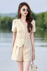 现货2024新款夏时尚气质显瘦宽松修身纯色上衣＋短裤两件套，女装套装/套裙，丽美静依