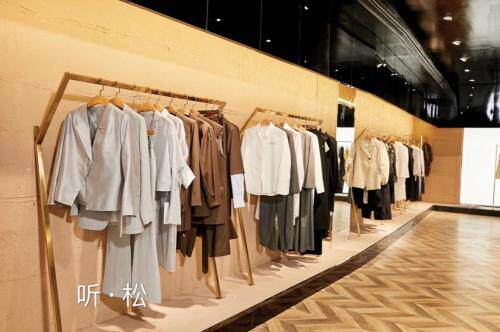 东方服饰文化与哲学观照中探求全新的服装功能、装饰与形式之美。，其它，听松