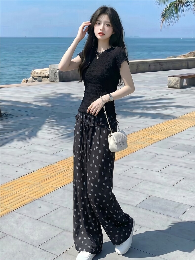 盐系穿搭时尚套装女夏款黑色短袖上衣花朵印花木耳边屁帘裤两件套,女装套装/套裙,江南