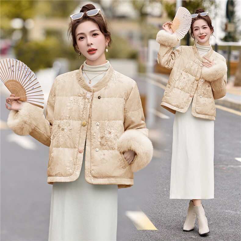 现货。2025年潮冬季真狐狸毛重工刺绣短款新中式羽绒服新款,女装羽绒服,伊仟回