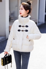 粉色牛角扣羽绒服女短款2024年冬季新款韩系小个子加厚白鸭绒外套，女装羽绒服，一安秀
