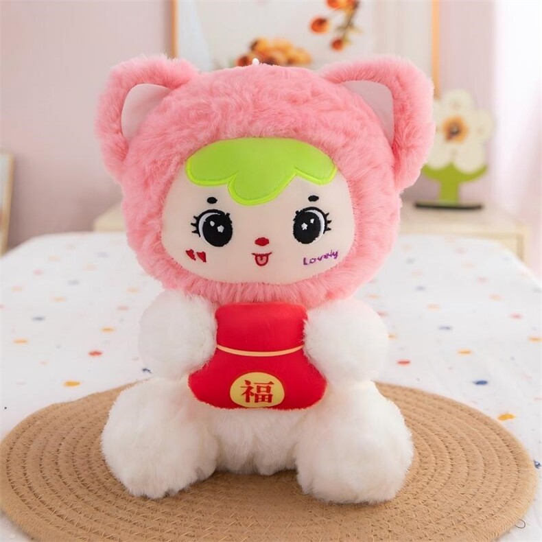 玫红色招财小娃娃，侠姐毛绒玩具厂