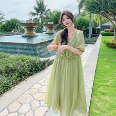 绿色超火V领系带连衣裙女夏高级感小个子超好看a字裙海边度假风，女装连衣裙，2C158