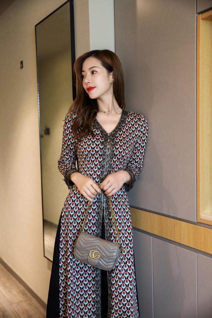 气质碎花连衣裙，女装连衣裙，蓝芝衣秀