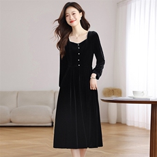 2026新款法式温柔风黑色丝绒连衣裙春季方领收腰显瘦气质中长裙，女装连衣裙，艾米