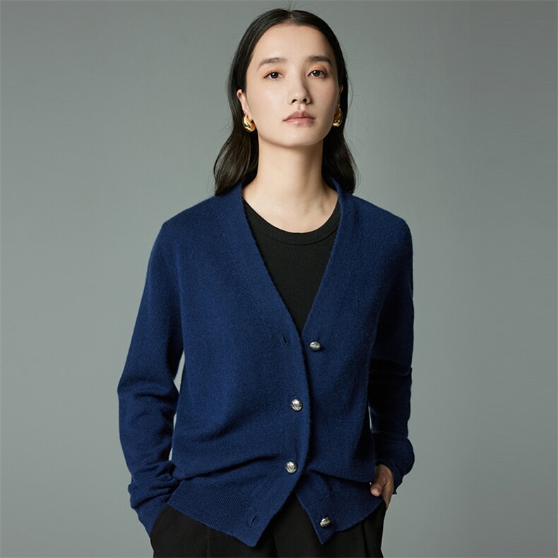 2025年秋季时尚百搭通勤简约休闲金属扣宽松版V领开衫，女装针织衫/毛衣，圣暖羊绒