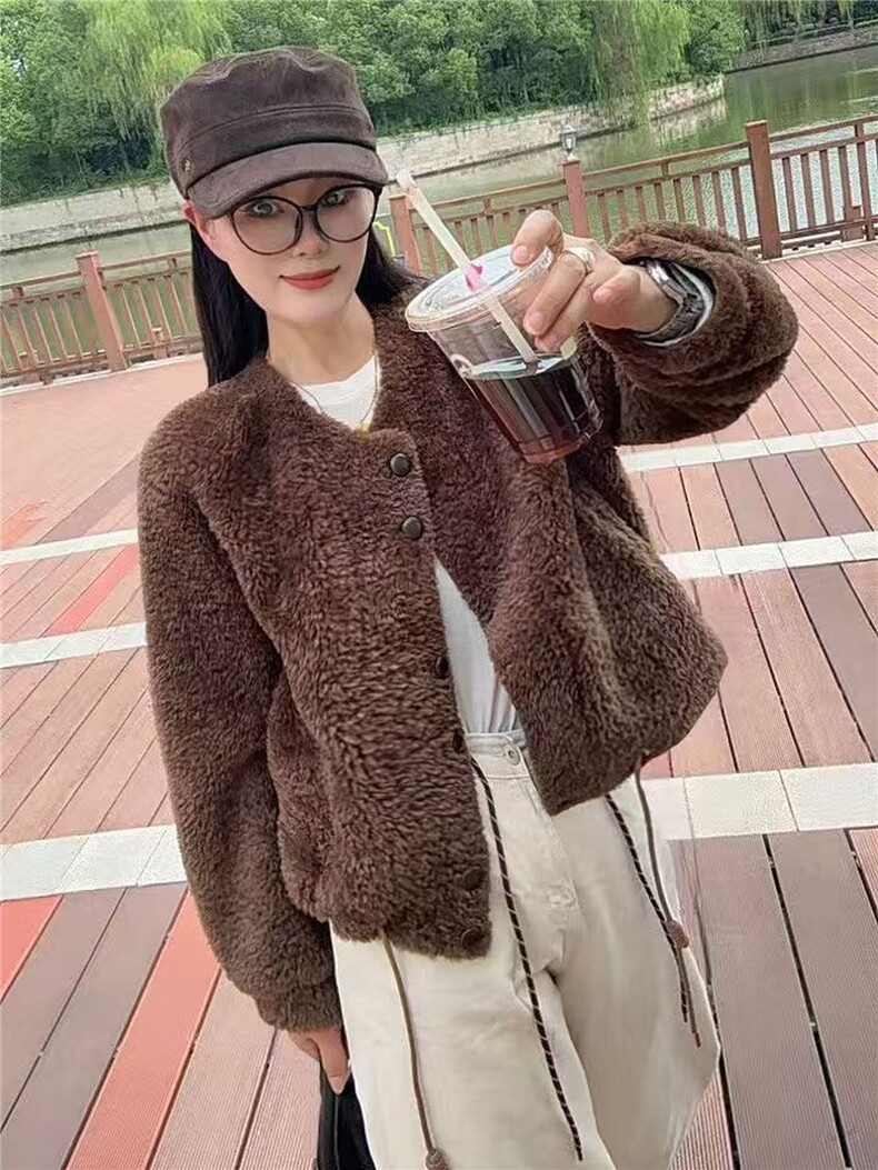 羊剪绒大衣女短款颗粒羊羔毛皮毛一体外套2025冬新款皮草圆领上衣,女装羊羔毛/颗粒绒,秀美人生