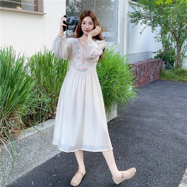 新中式刺绣连衣裙女秋季2025新款独特漂亮国风高级感气质优雅长裙，女装连衣裙，蝶眷