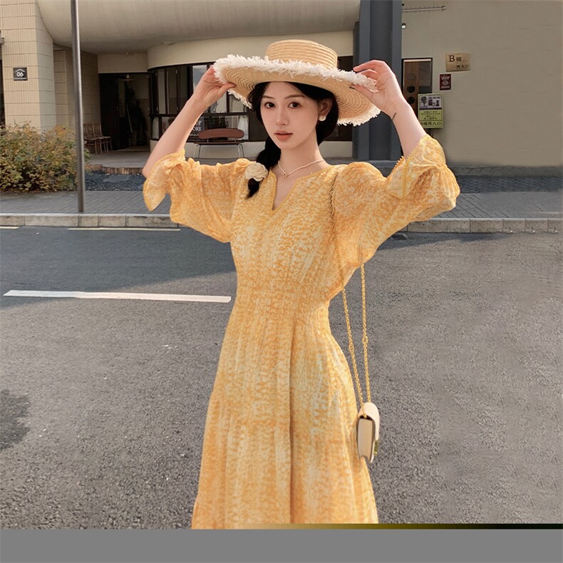 法式度假风黄色碎花连衣裙2025年春季时尚超好看复古温柔风连衣裙图片