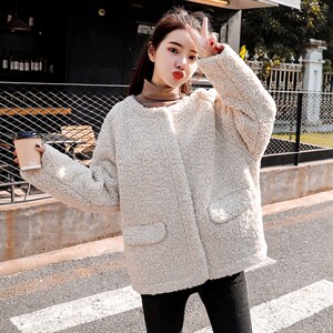 网红皮毛一体仿羊羔毛短外套2021秋冬长袖口袋宽松简约大气圆领插肩，女装短外套，意芙