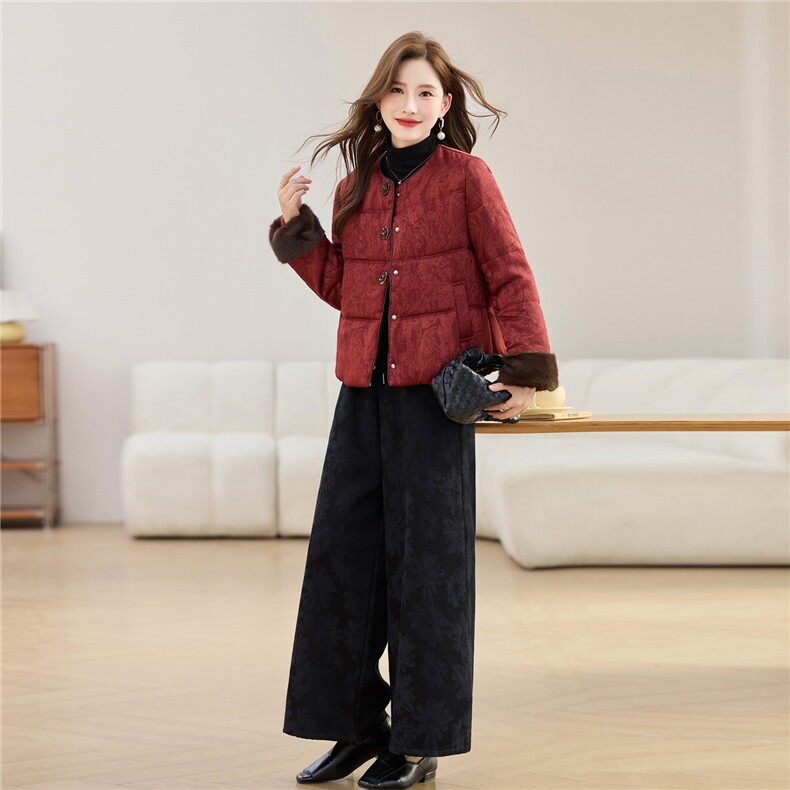 现货主推2025年冬装新款羽绒服复古提花加绒加厚套装女休闲阔腿裤,女装羽绒服,璐依舞