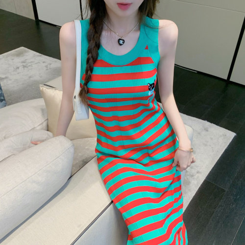 2021夏季新款女装网红条纹针织吊带连衣裙设计感小众无袖背心裙潮，女装连衣裙，潮品会