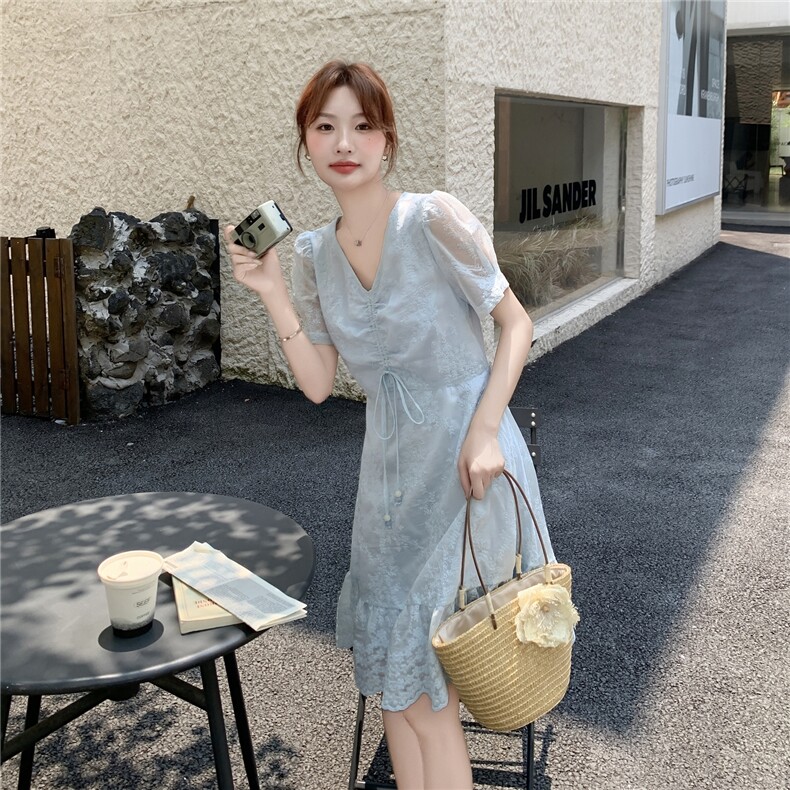 浅蓝色法式精致刺绣V领连衣裙女2026夏季新款巨好看气质减龄，女装连衣裙，霓裳依族