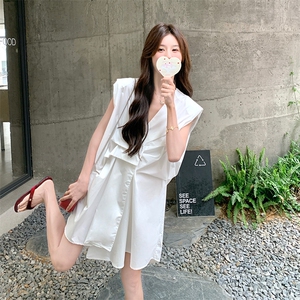 温柔风无袖白色连衣裙女2025年夏季新款百搭设计感褶皱V领衬衫裙图片