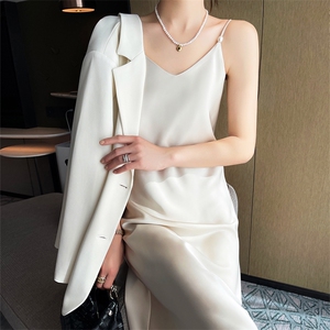 超显白酒红色吊带连衣裙女2025新款西装内搭吊带长裙醋酸缎面裙子图片