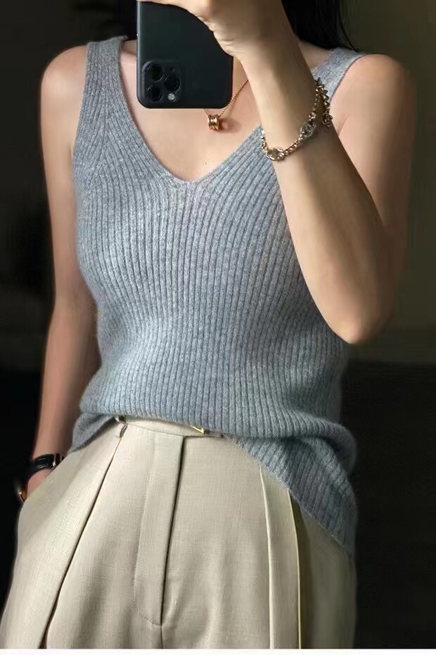 优雅V领吊带背心简约百搭夏季时尚单品显瘦修身设计,女装背心吊带,羿纯羊绒