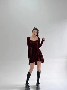 丝绒红色连衣裙图片