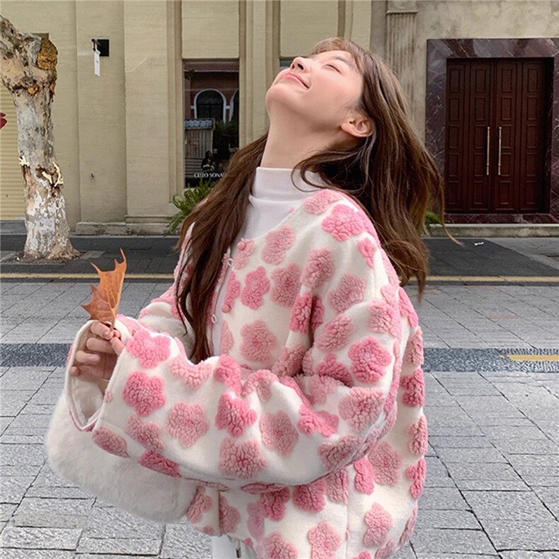 粉色羊羔毛立体花朵加厚保暖外套女冬时髦洋气上衣，女装羊羔毛/颗粒绒，浙宝220