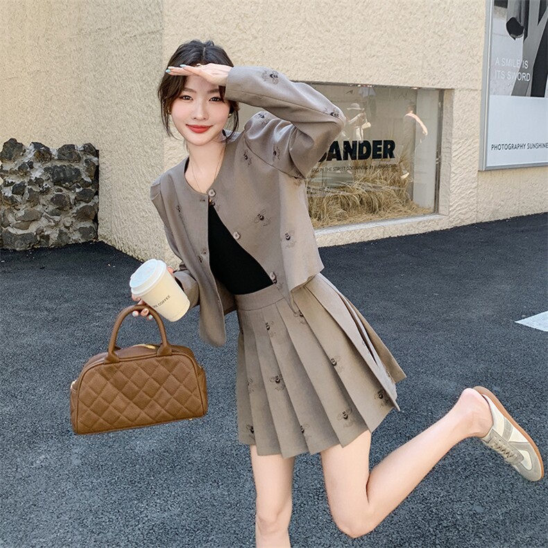2025年秋季新款气质小香风套装裙蜜蜂刺绣小洋装两件套女百褶裙图片