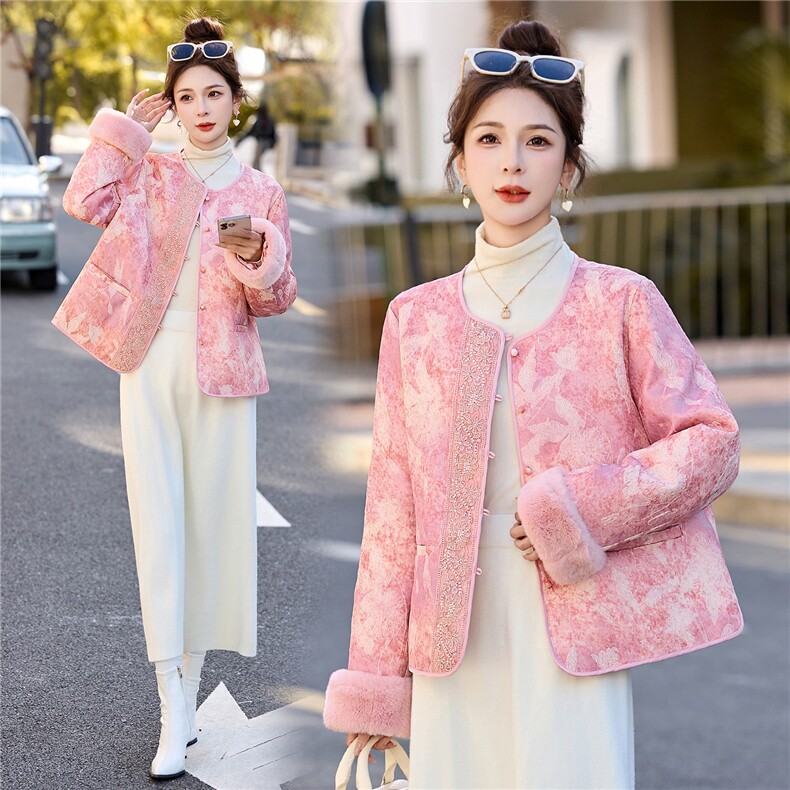 2025年潮冬季真狐狸毛重工刺绣钉珠短款新中式羽绒服新款,女装羽绒服,伊仟回
