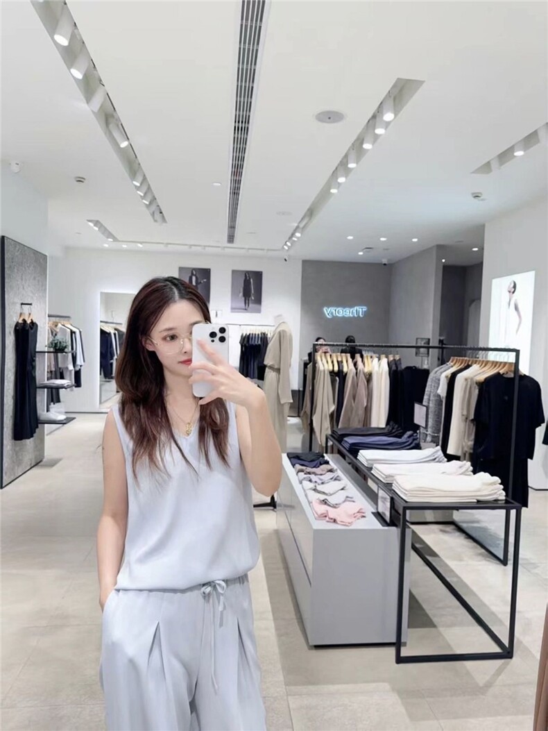 2025春夏新品女装三醋酯纤维混纺V领无袖衬衫,女装衬衫,湘姗