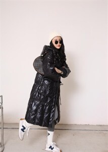 戴帽系带冬款羽绒服图片