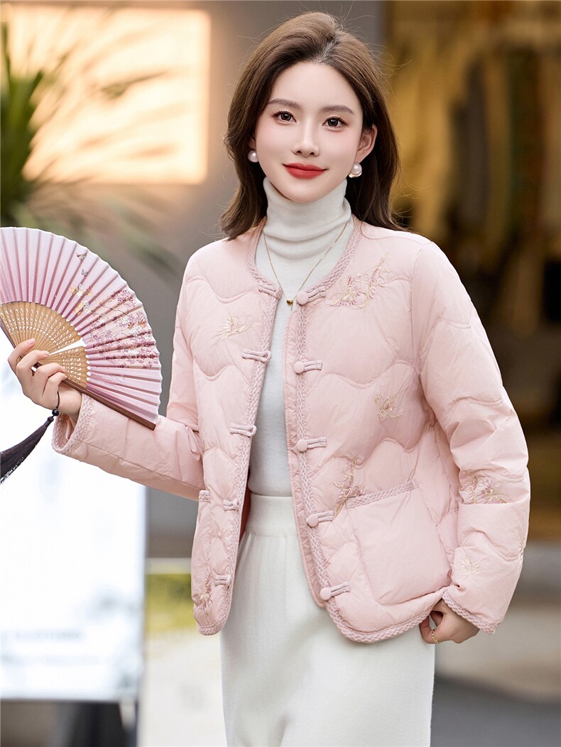 时尚立领绣花羽绒服女2025冬季新中式宽松洋气短款90白鸭绒外套,女装羽绒服,伊航服饰