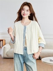 2026年春季宽松圆领波浪条纹撞色轻薄刺绣棒球服短外套上衣，女装短外套，简韵佳