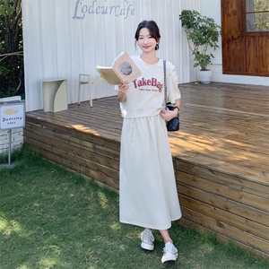 米白色学院风休闲套装裙女2025新款露肩字母印花上衣半身裙两件套图片
