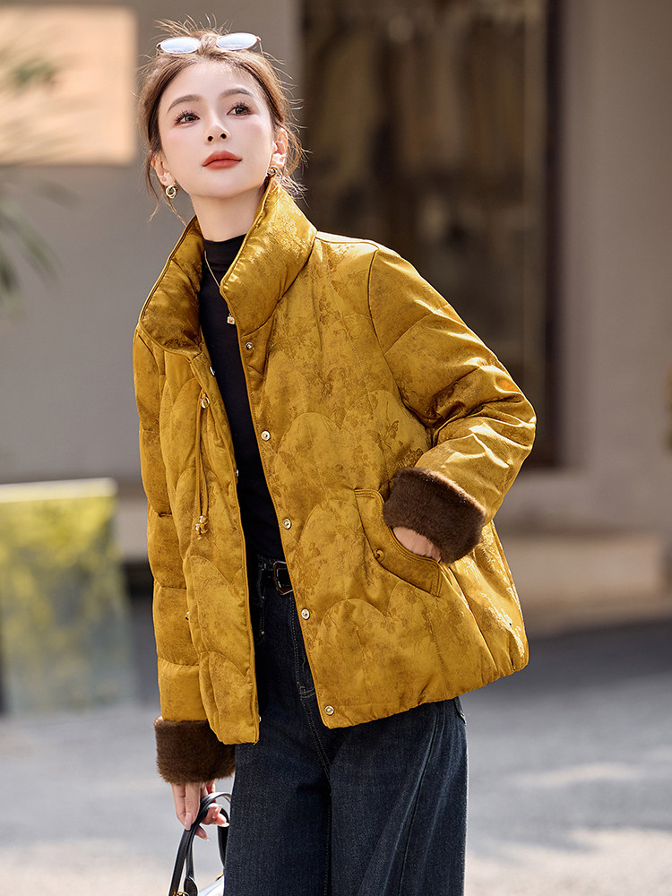 新中式G风提花短款羽绒服女2025冬季新款独特气质红色白鸭绒外套,女装羽绒服,衣之秀