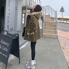 军绿色麂皮绒羊羔毛外套女冬季2025新款连帽牛角扣皮毛一体棉服，女装棉衣/棉服，2C305