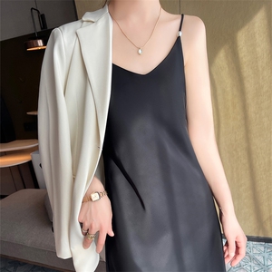 超显白酒红色吊带连衣裙女2025新款西装内搭吊带长裙醋酸缎面裙子图片