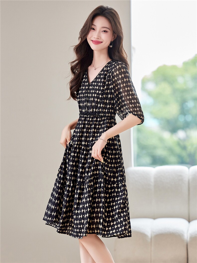 独特别致爱心印花连衣裙女2025夏新款高级感钉珠V领收腰气质裙子,女装连衣裙,布芭啦