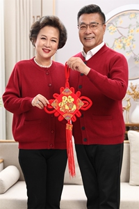 2024年秋季时尚潮流中老年男女款净面情侣纽扣开衫图片