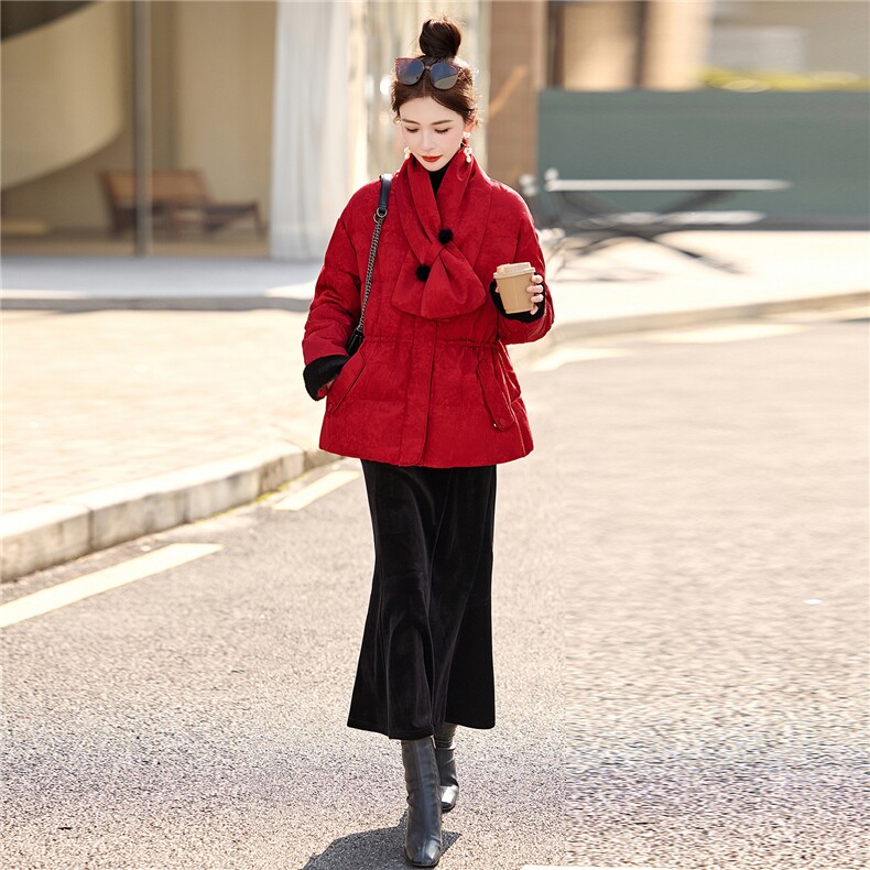 大货已出2025圣诞90羽绒服女冬新款收腰新中式淑女圆领中长款外套,女装羽绒服,依万里