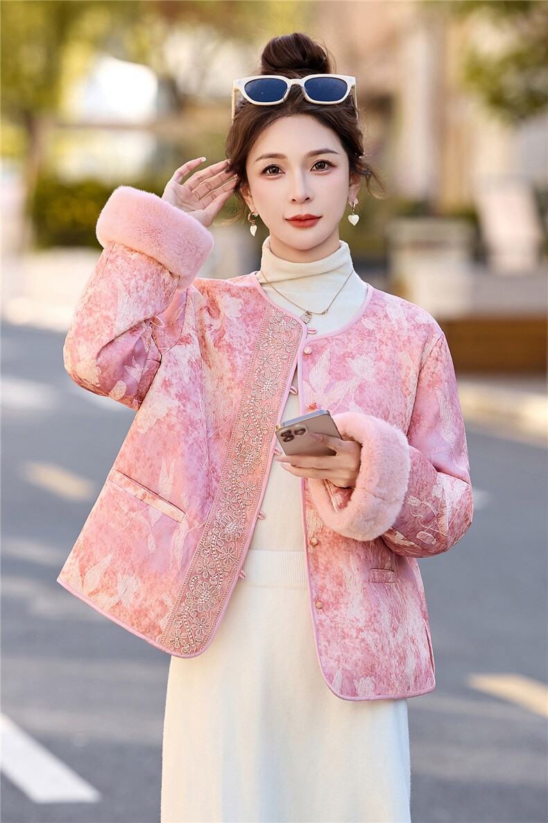2025年潮冬季真狐狸毛重工刺绣钉珠短款新中式羽绒服新款,女装羽绒服,伊仟回