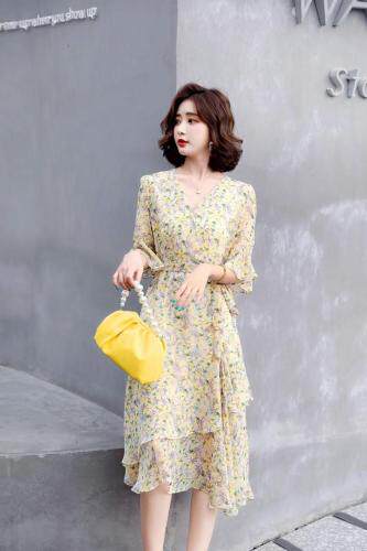 夏季新款。韩版碎花雪纺连衣裙，女装连衣裙，时尚靓女孩
