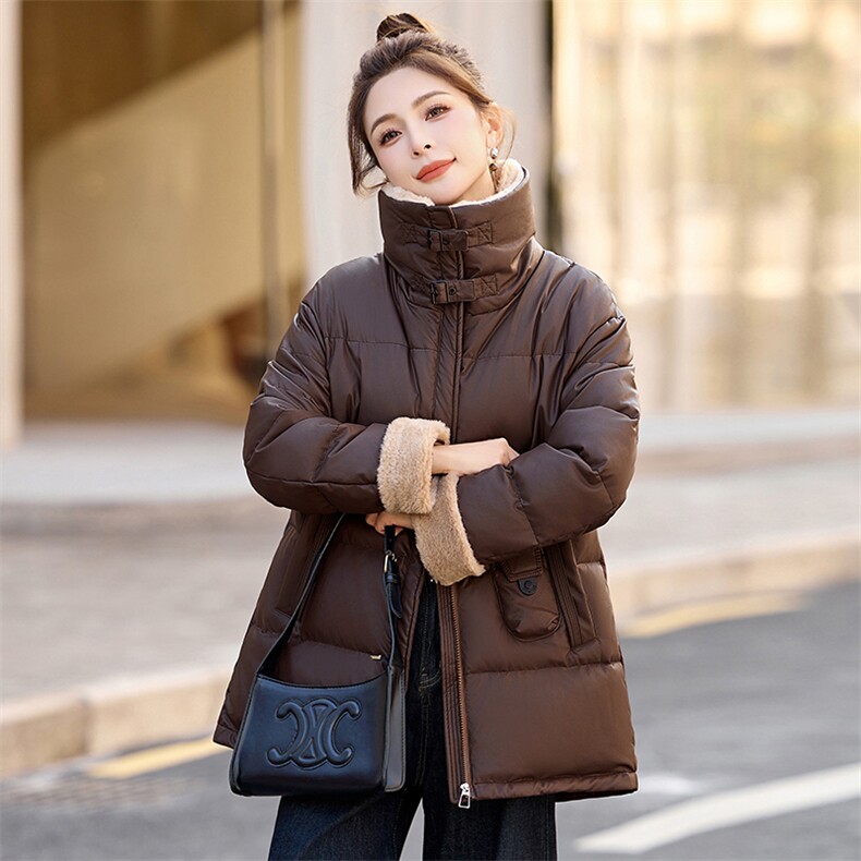 免洗PU皮羽绒服女中长款2026冬新款羊羔毛拼接翻领保暖白鸭绒外套图片