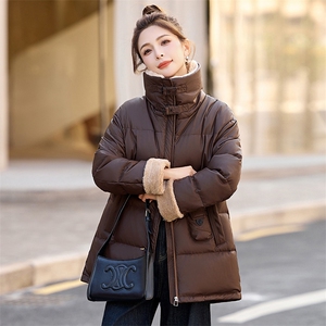 免洗PU皮羽绒服女中长款2026冬新款羊羔毛拼接翻领保暖白鸭绒外套图片
