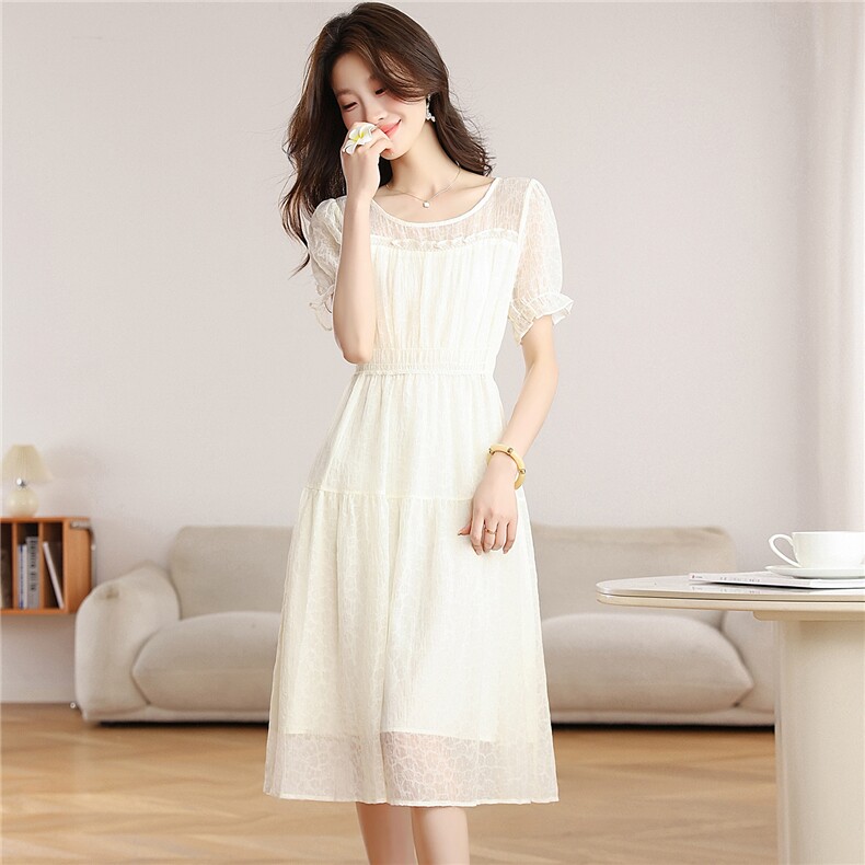 2026夏季新款米白色蕾丝连衣裙泡泡袖收腰显瘦中长款仙气网纱仙女，女装连衣裙，艾米