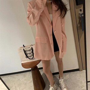 缎面西装图片