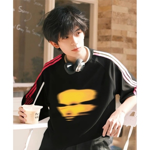 抖音得物品质二开240克宽松纯棉美式潮牌印花三条杠中性风短袖T恤图片