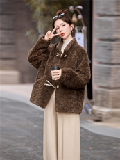 2025年冬季蝴蝶结插肩袖宽松型立领加厚，女装羊羔毛/颗粒绒，秀美人生