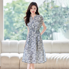 法式小资连衣裙女夏漂亮独特绝美2025新款V领气质收腰显瘦高级感，女装连衣裙，布芭啦
