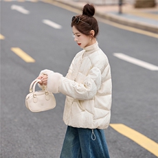 2025冬新款90白鸭绒新中式重工钉珠配真毛袖短款羽绒服外套，女装羽绒服，瑶迪依秀
