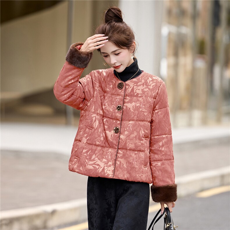 现货2025年新款冬季中式羽绒服复古提花毛领袖口白鸭绒女外套潮流,女装羽绒服,璐依舞