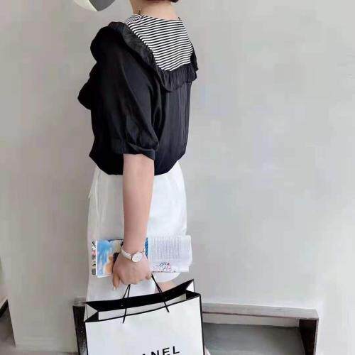 夏黑色，白色小衫，女装，开心依典