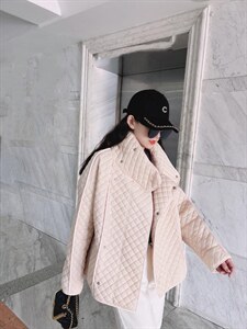 轻薄衣，感情寻找它的模特儿，衣服挂在橱窗，有太多人适合，图片
